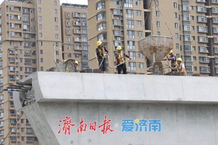 高温酷暑赶建设 建设者化身桥面最美舞者