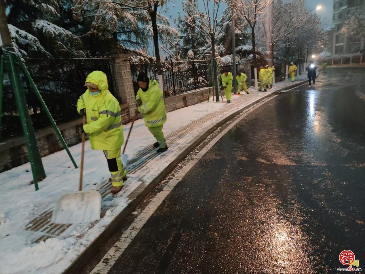 随下随清、雪停路净  济南城管彻夜清雪保障市民出行畅通