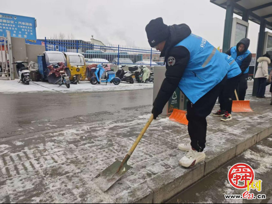 济南“掌上城管”志愿服务队落实“门前五包” 合力清雪除冰保畅通