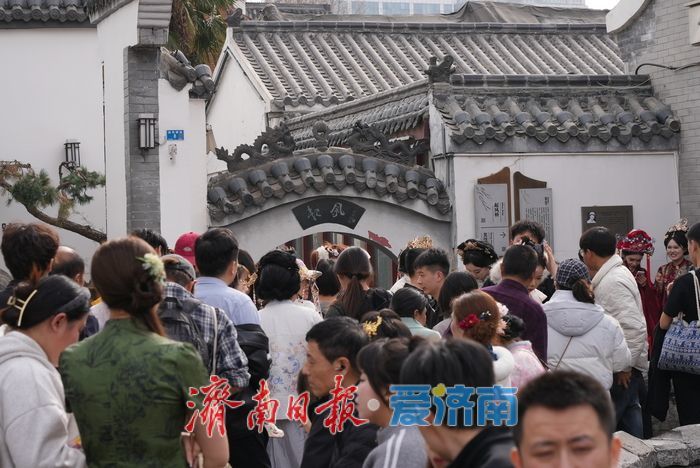 “泉”在济南过大年丨汉服遇上月亮门，起凤桥成最火片场