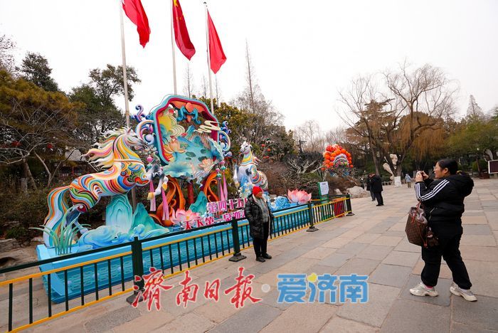 融合泉水特色！多款马年主题花灯造景迎来打卡热