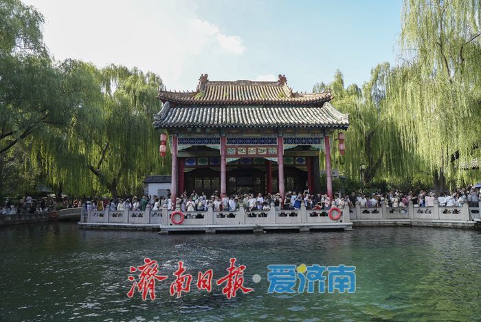 一年四季 泉在济南丨趵突泉“水涌若轮”引客来