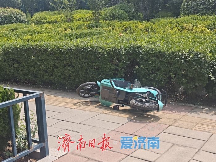 济南整治违规共享电单车 两千余辆违投车辆集中规范存放 守护城市通行秩序