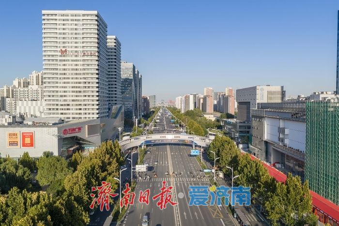 项目强省会｜“新月飞架”显风姿，高新区万达广场人行过街天桥进入收尾阶段