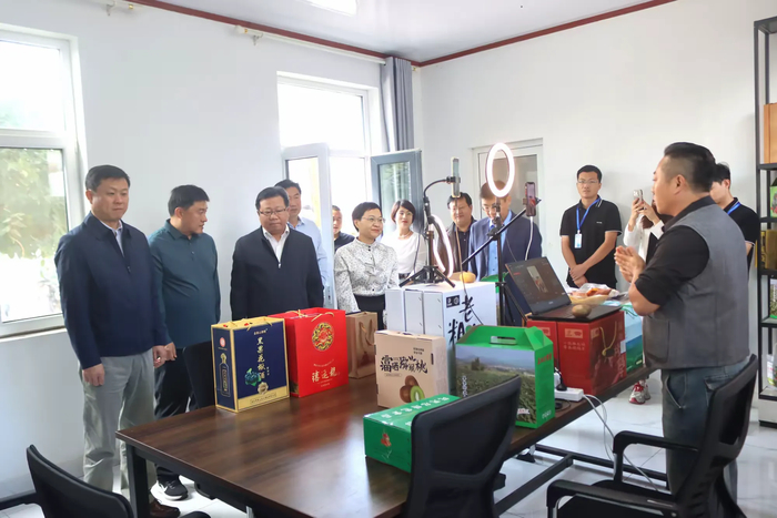 普集街道举办“学用‘千万工程’礼赞丰收中国”暨桥子村第十五届“戏曲文化节”活动