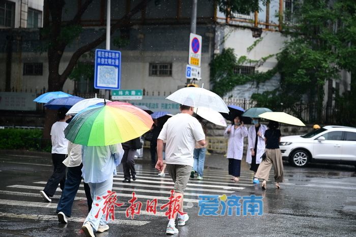 济南强降雨酷热顿消 市民乐享久违清凉