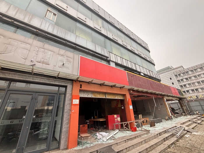 济南天龙大厦这回“动”了，西北角沿街商铺店面开拆