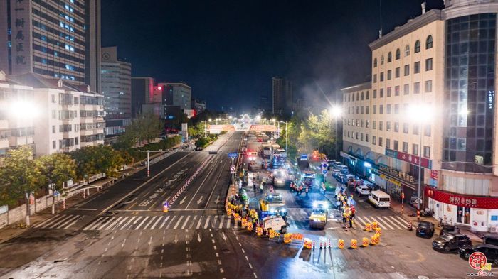城市“动脉”焕新升  l十路养护提升工...