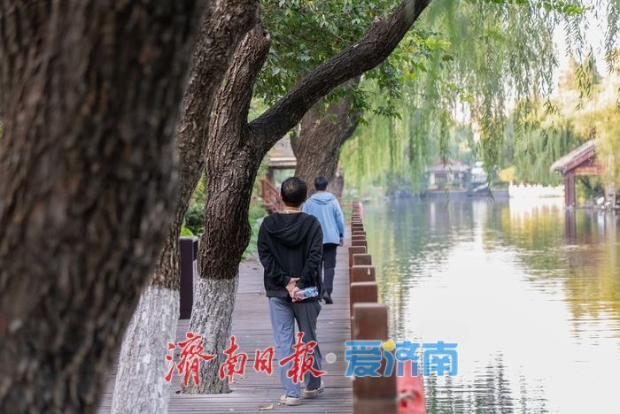 护城河畔秋色正好，市民乐享泉畔慢生活