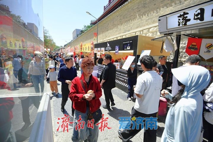 “五一”收官客流不减，泉城老街人气爆棚