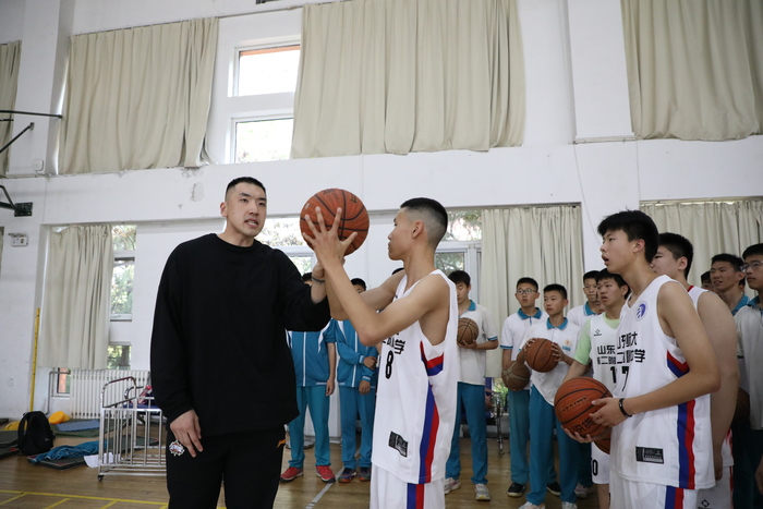 山东男篮球员回母校为班级联赛开球