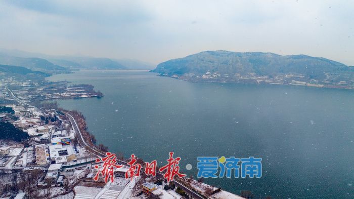 一年四季 泉在济南丨雪落无声染山水 卧虎山水库宛如图中境