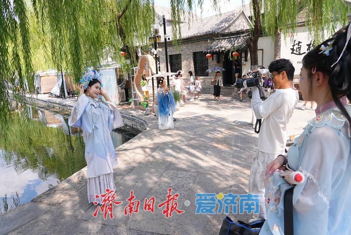 一年四季 泉在济南丨济南老城古韵引新潮 簪花旗袍民族服饰迎打卡热