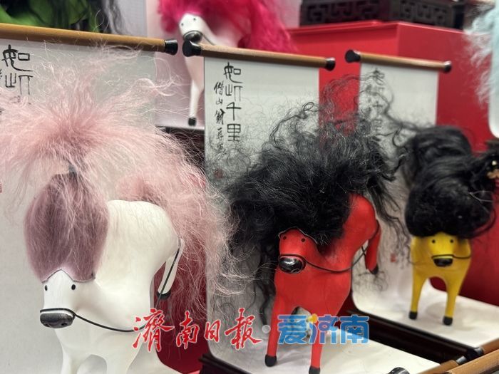 陶瓷羊毛巧融合，“马彪彪”生肖文创爆红出圈