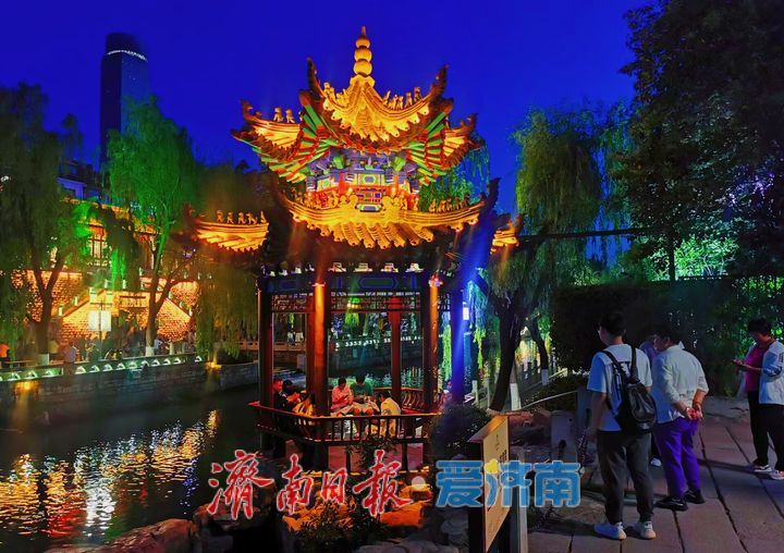 流光溢彩护城河