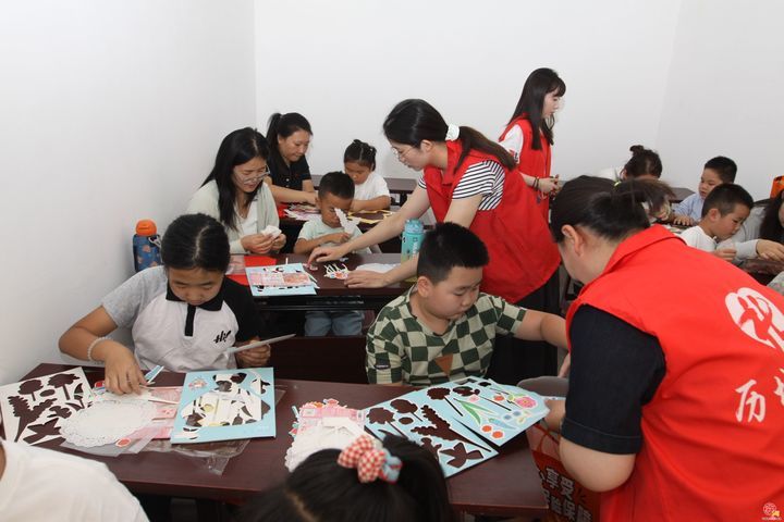 慈善润童心 感恩伴成长 “慈善流动课堂”走进响泉社区