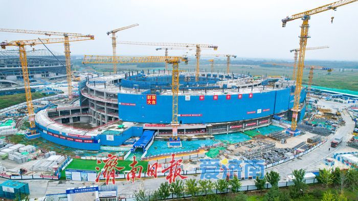 黄河体育中心游泳馆主体封顶 黄河畔体育新地标加速成型