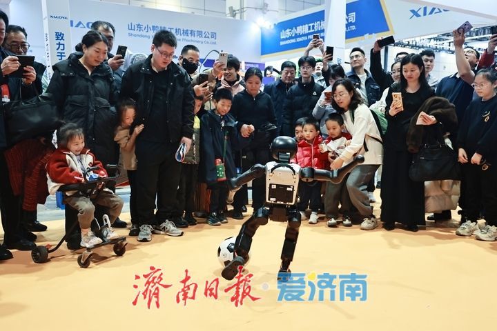 人形机器人足球竞技惊艳装备展