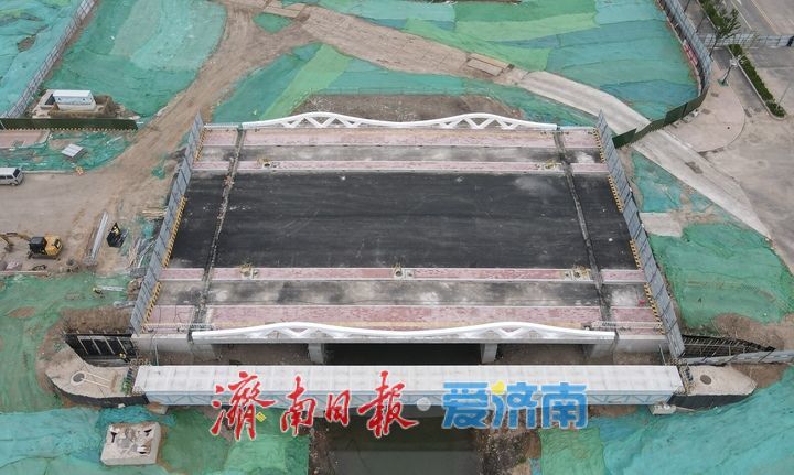 沥青铺设护栏安装完成，济南“中泺河”首座跨河桥梁亮相