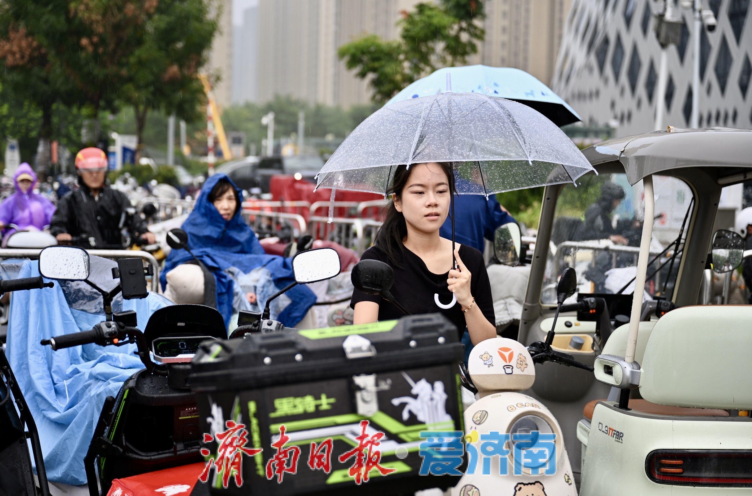 秋雨润泉城，济南午后切换“凉爽模式”