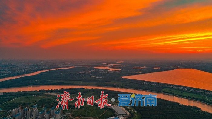 济南黄河大桥邂逅鎏金晚霞 泉城傍晚上演“火烧云”视觉盛宴