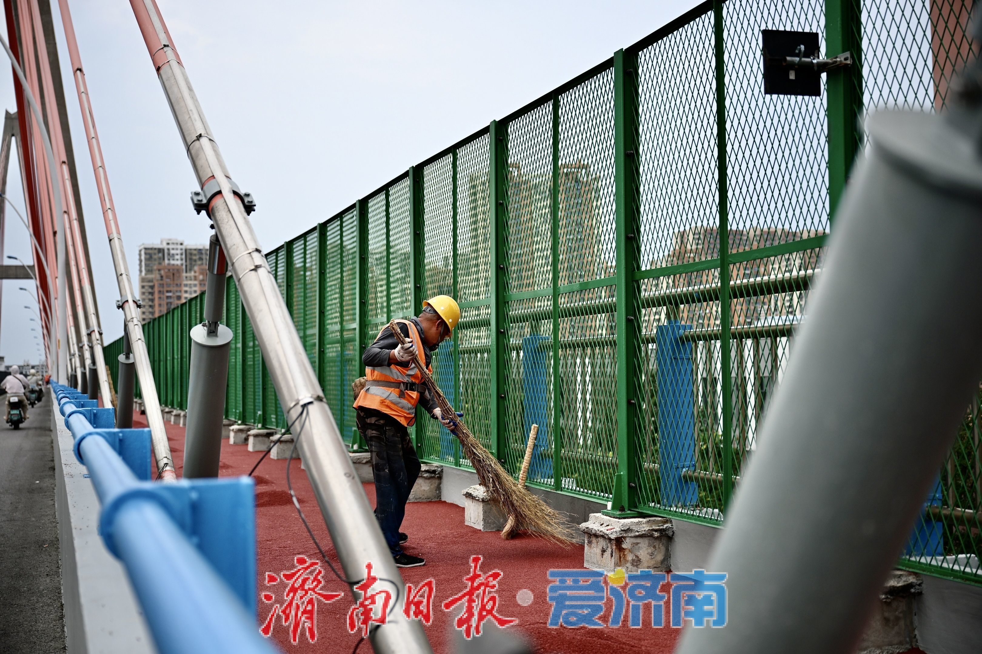 抢抓工期加紧施工 济南纬六路高架桥大修工程有序推进