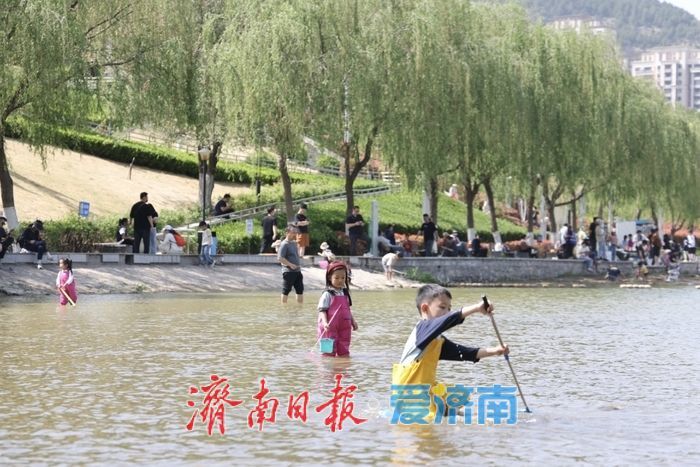 气温升至28℃ 济南市民孟家水库乐享春日时光