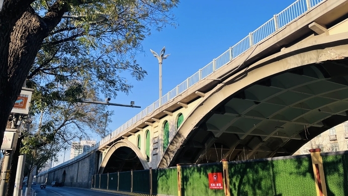 百年老天桥大修改造进入全新阶段，桥下商铺全部拆除完成