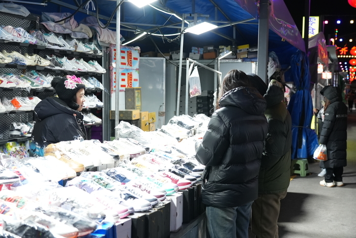 寒冬夜市 感受一抹温暖的烟火