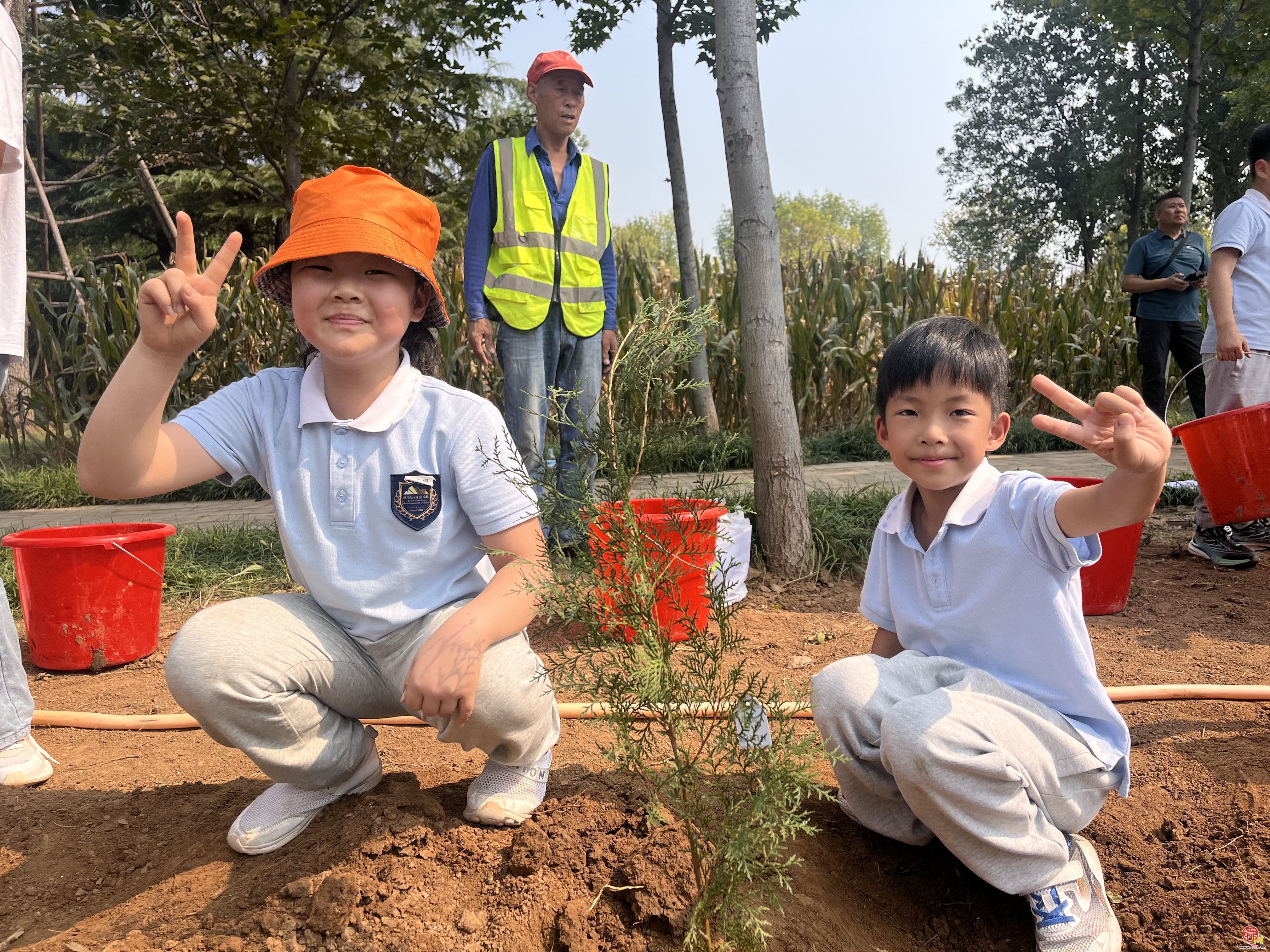 植绿护绿全民行｜“护”百年古树 “植”绿色未来济南市“全民义务植树+古树研学”活动走进济南植物园