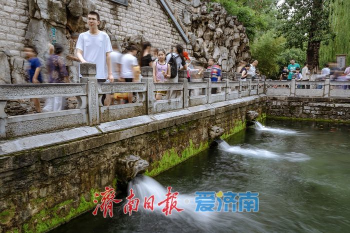 一年四季 泉在济南｜雨后黑虎泉畔，市民取水赏景尽享清凉