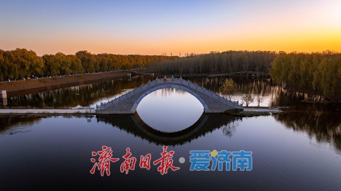 一年四季 泉在济南丨济南小清河源头湿地公园：冬日航拍镜头下，生态画卷静谧绚烂