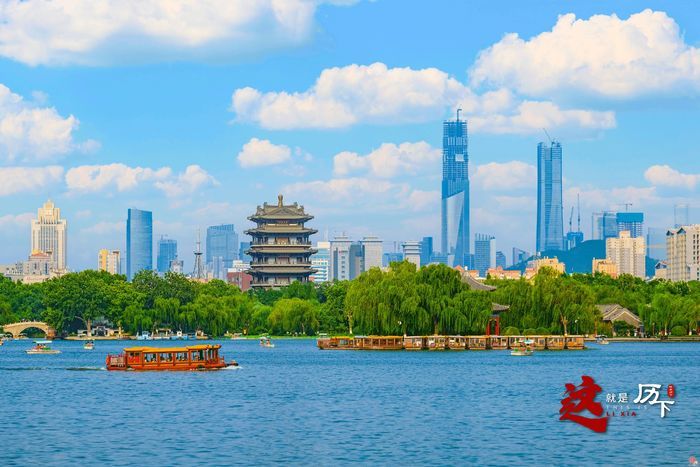 新春贺岁·活力历下——历下户外大屏点亮新春，共绘高质量发展新图景