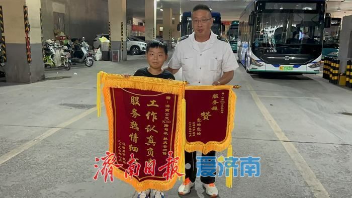 大结局！追公交车的男孩为驾驶员做的锦旗送到了