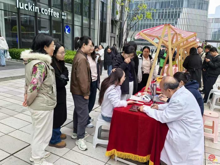 足不出楼把脉问诊！这场中医义诊，温暖了业主的心