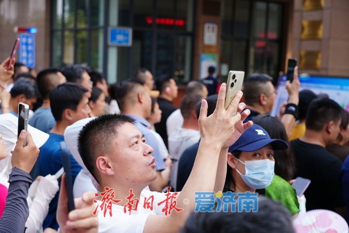 你走出考场的样子，是父母镜头里最珍贵的风景