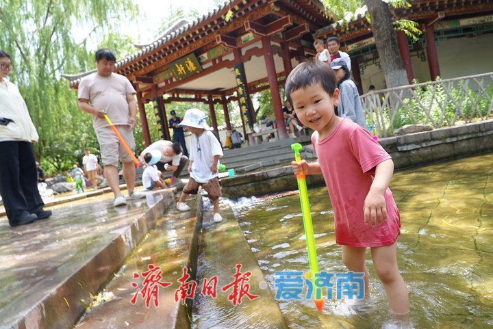 高温“烤”验，五龙潭公园成亲泉戏水“遛娃胜地”