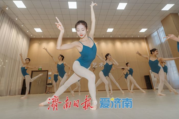 汗浸练功房，足尖起落间，山东舞蹈生冲刺统考