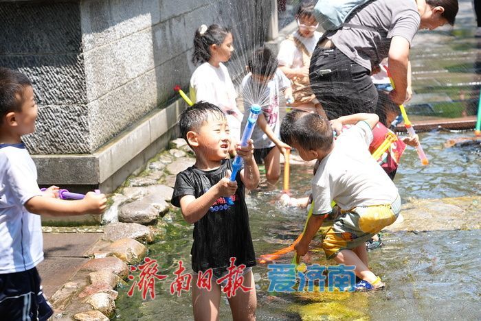 泉城热浪蒸腾 趵突泉畔亲泉戏水寻清凉
