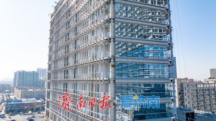 项目强省会｜济南腊山站上盖综合体“披外衣” 玻璃幕墙安装加速，西部新地标轮廓初现