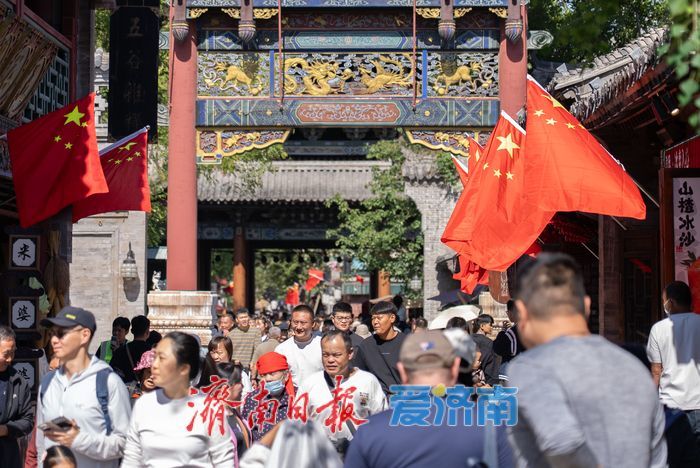 济南：满城“中国红”点燃国庆文旅热潮