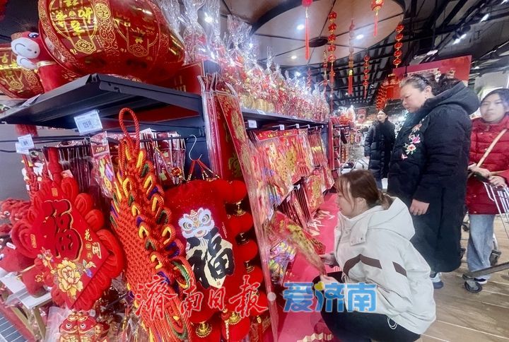 马年饰品热销 市民欢喜购年货