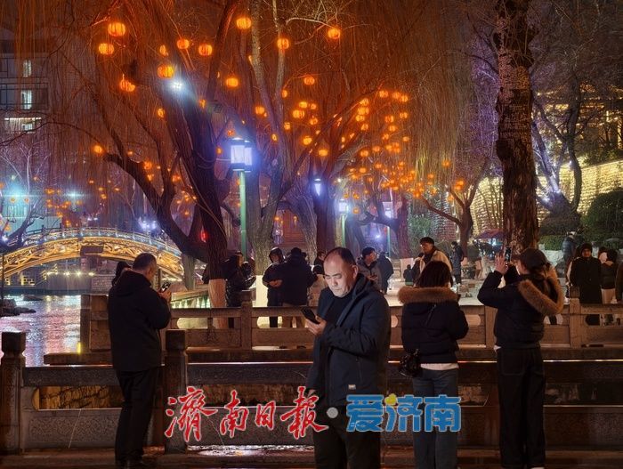 盏盏红灯点亮泉城夜色，护城河畔年味渐浓