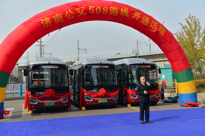 坐着“红墩墩”一路逛遍大观园、老商埠、中山公园、西市场 济南508路小巷公交开通