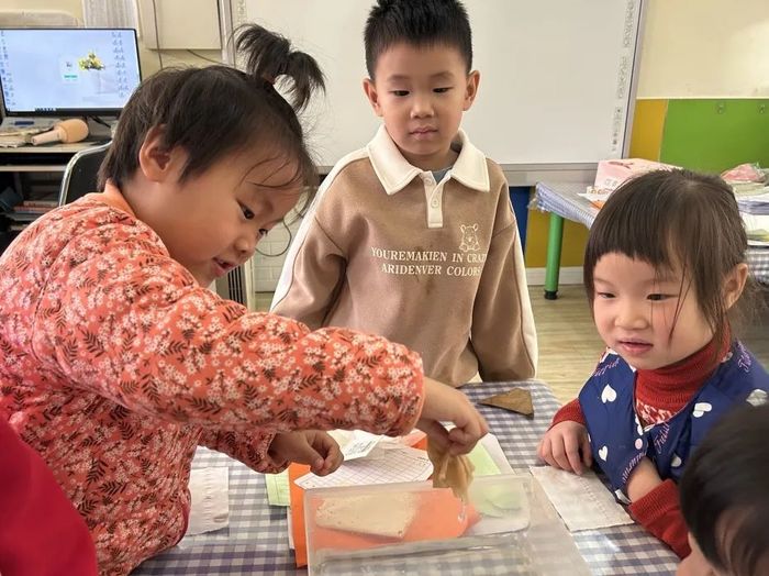 历城区凤凰路幼儿园萌娃探索“纸”世界