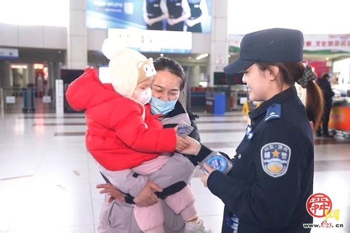 等车的间隙，天桥交警为你上一堂生动有趣的反诈课 　　