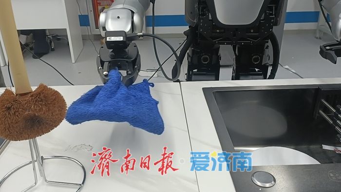 45台“夸父”机器人在这里“上学”——探访乐聚（济南）人形机器人数据训练中心