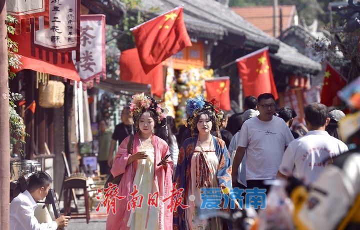 老街国旗飘，曲巷满国风