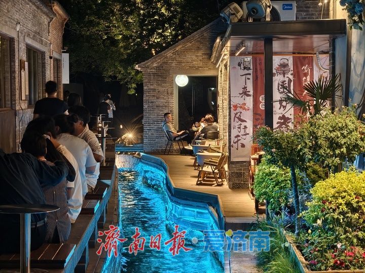济南西更道街夜色如画，泉韵老街成夜游新地标