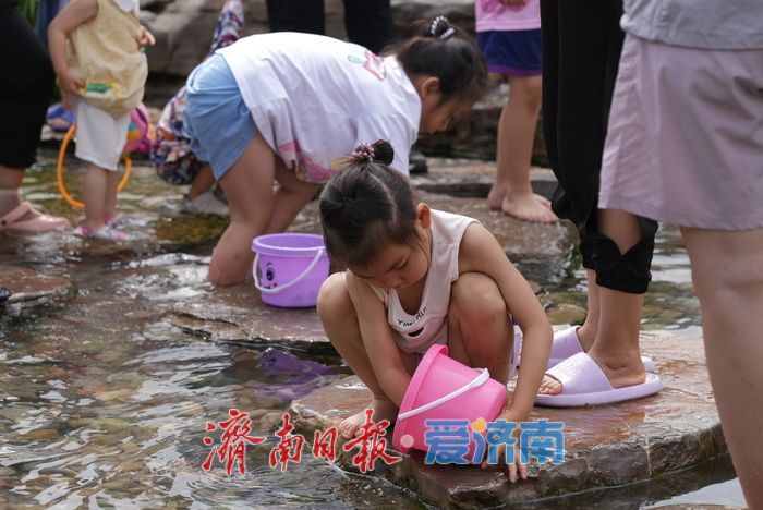 今日入伏，市民泉畔消暑纳凉